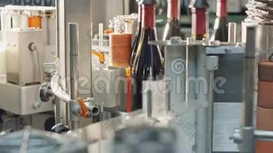 红酒瓶标签工艺在一家葡萄酒瓶厂。